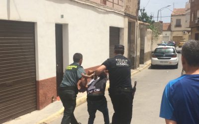 The Local Police and the Civil Guard detain a man who allegedly was going to rob in houses of Redován