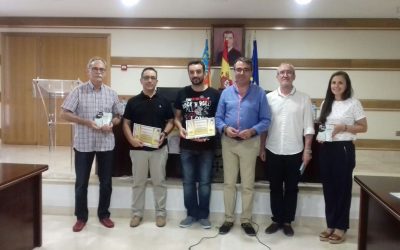 Álvaro Giménez and Sergio López collect the prizes of the Contest Solidario de Microrrelatos ‘Villa de Redován’