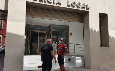 The Local Police of Redován detains a man who was trying to force a house on the Camino de Los Benitos